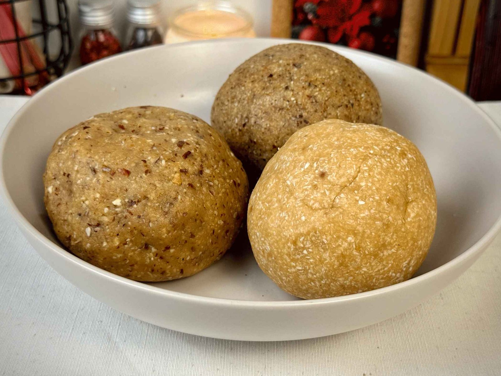 Smjesa od keksa podijeljena u tri kugle za tri vrste posnih kolača.