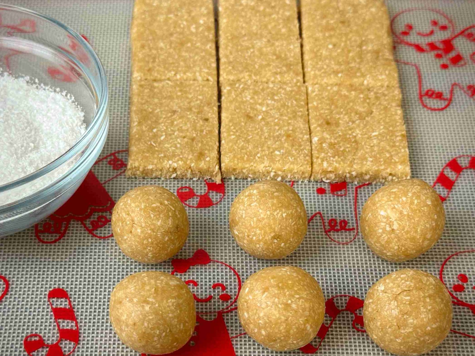 Smjesa od keksa i kokosa isječena na kockice radi lakšeg oblikovanja jednakih kuglica.