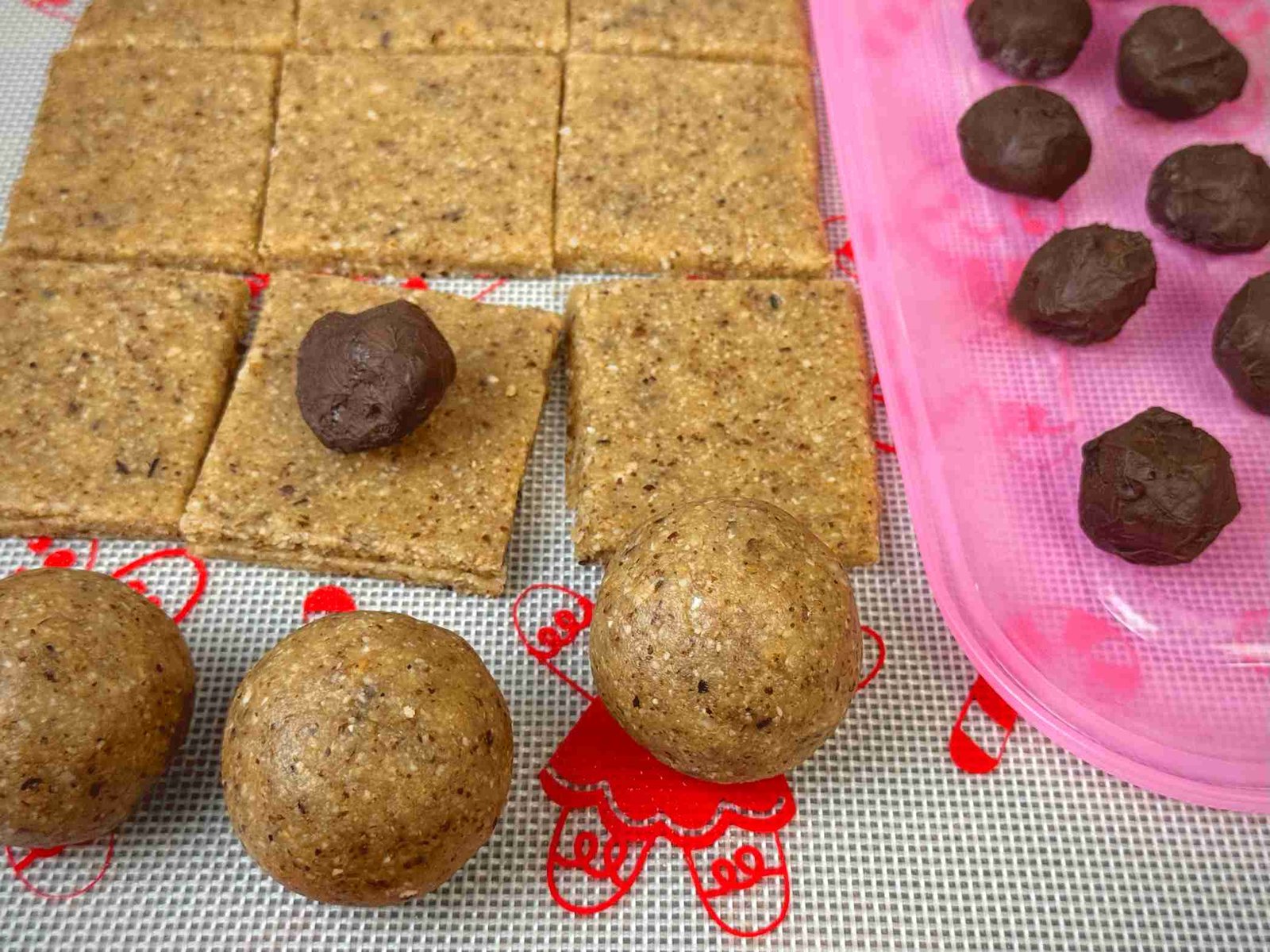 Oblikovanje posnih Ferrero kuglica od keksa i lješnjaka.