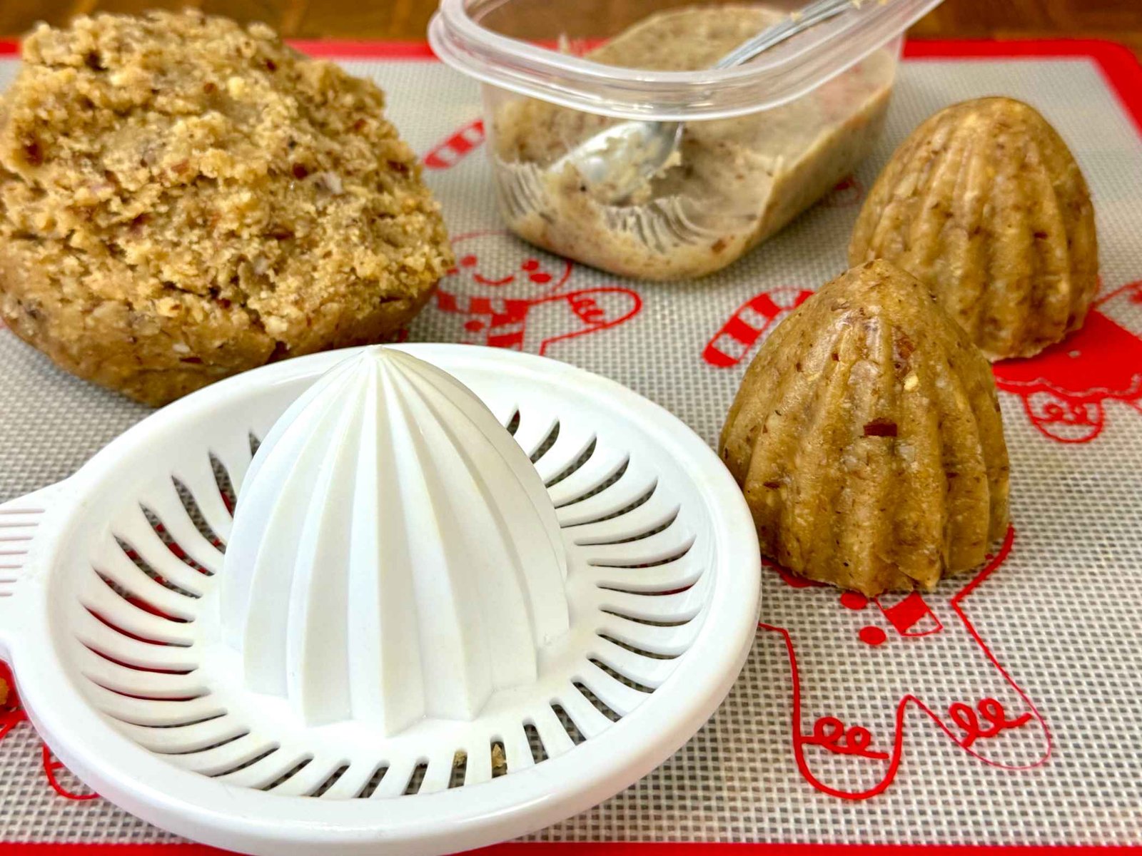 Naopako okrenuta cjediljka za limun koja služi kao kalup za posne jelkice.