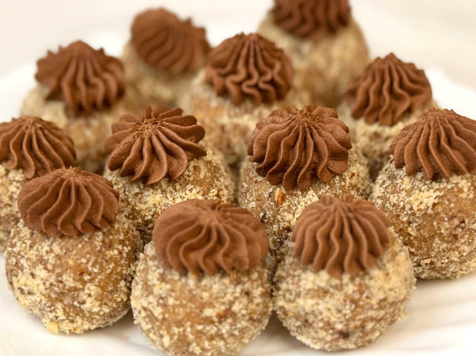 Posne Ferrero praline uvaljane u lješnjak sa čokoladnom kapicom - sitni kolači sa keksom.