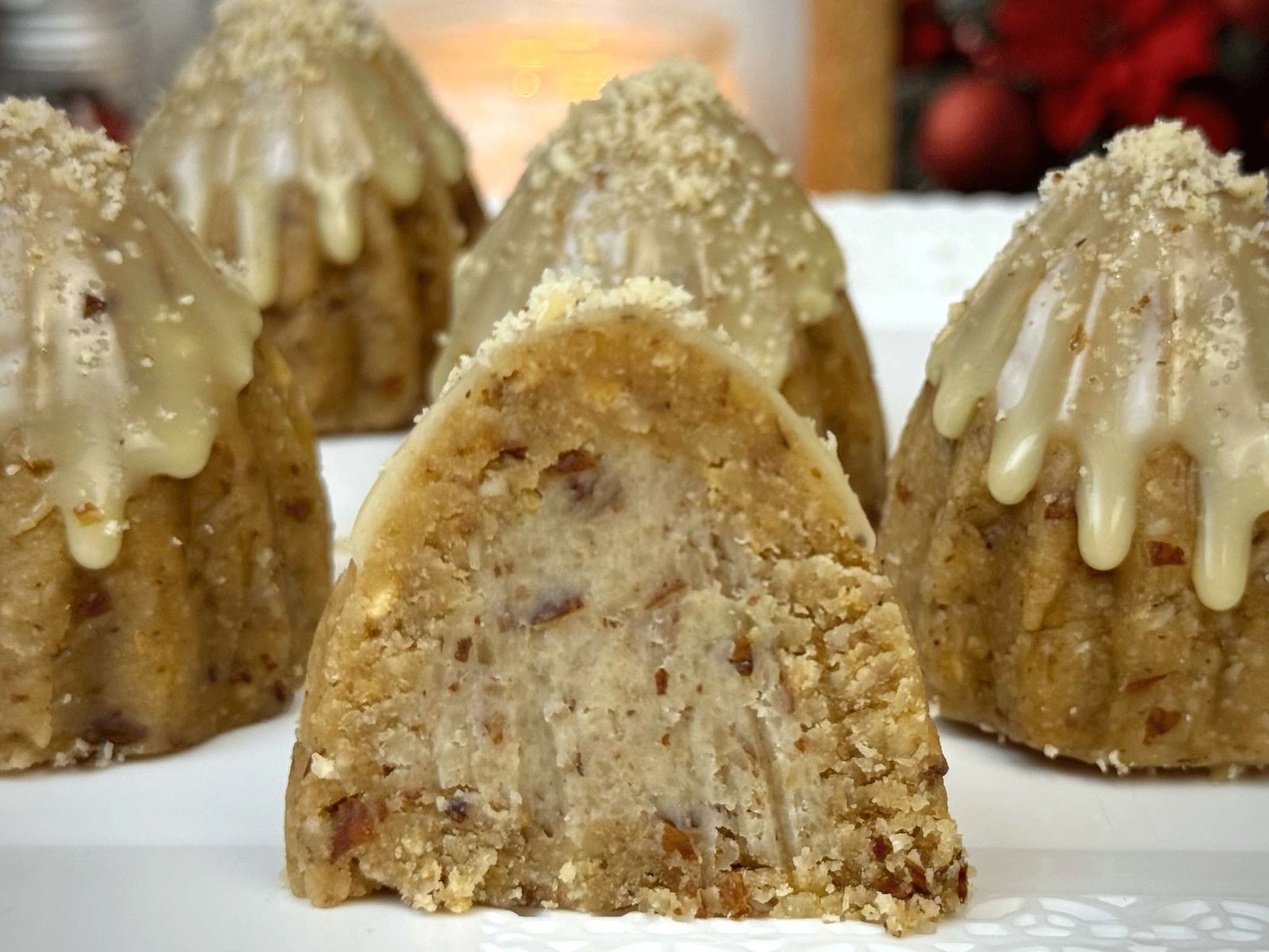 Krupni plan presjeka posne jelkice sa bademom, prelivene bijelom čokoladom i posute bademima.