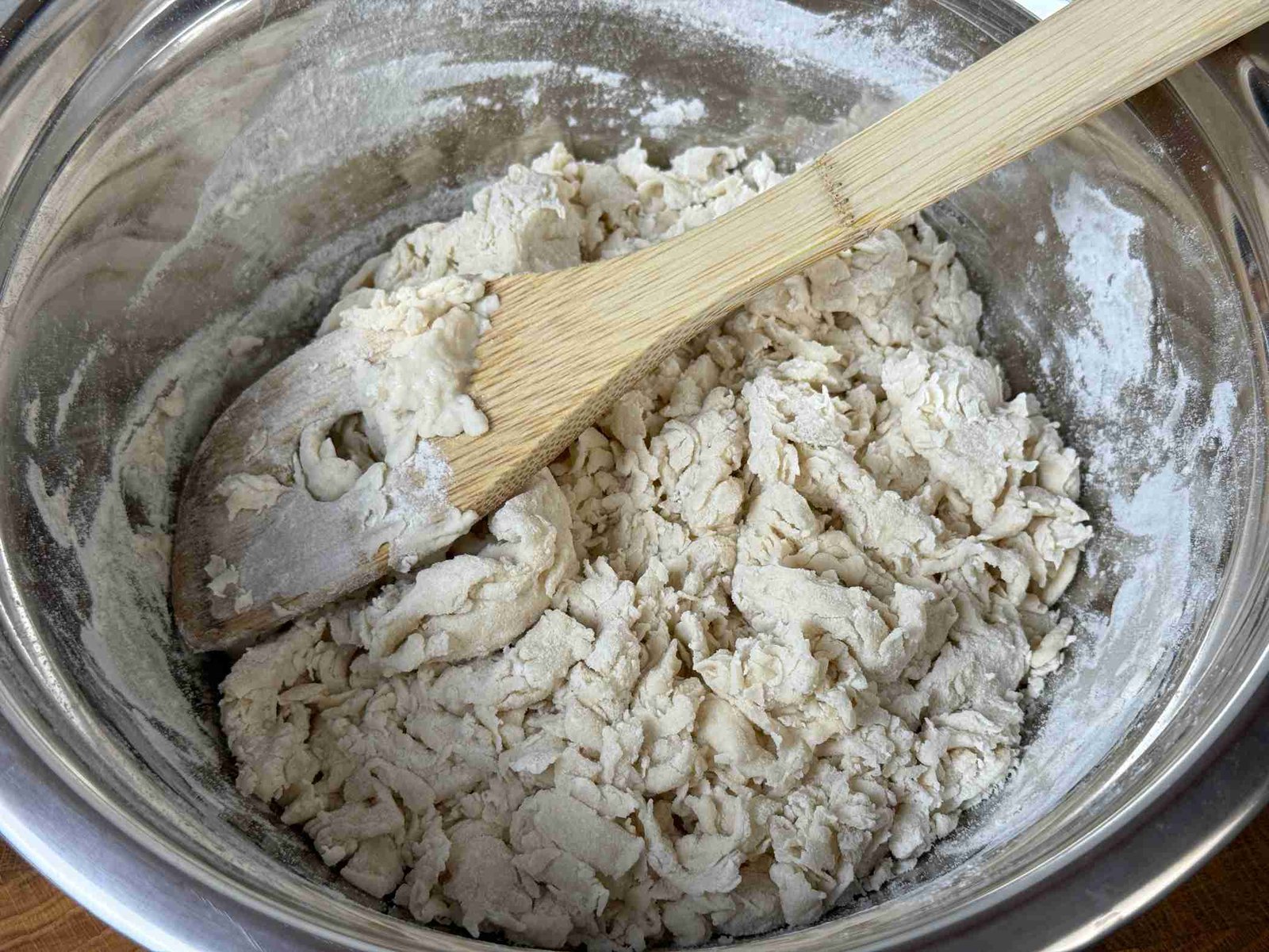 autoliza-tijesto-brasno-voda Sjedinjeno brašno i voda u posudi tokom procesa autolize za hljeb.