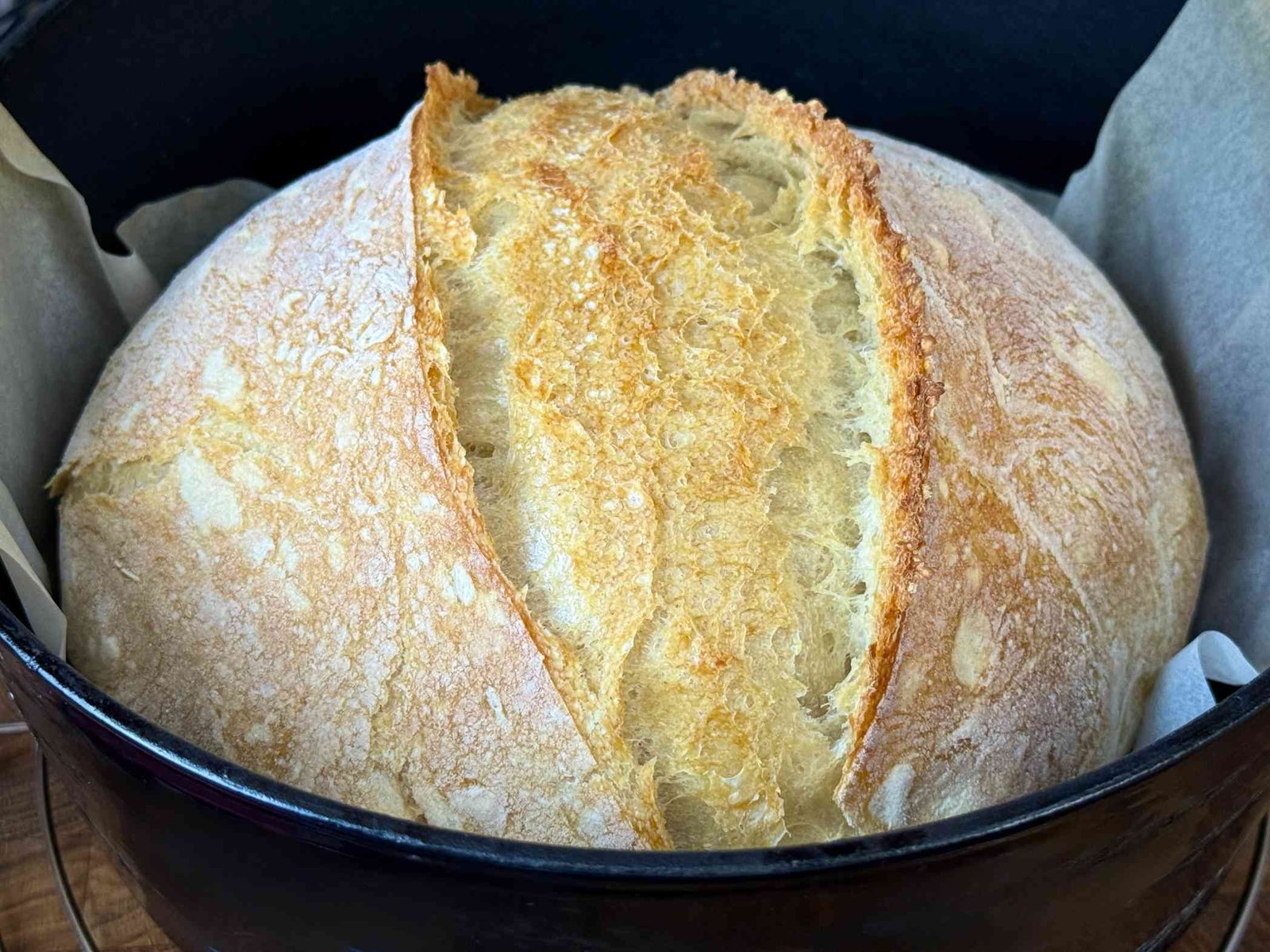 domaci-hljeb-iz-serpe-hrskava-korica Pečen domaći hljeb u gusanoj šerpi neposredno nakon vađenja iz rerne.