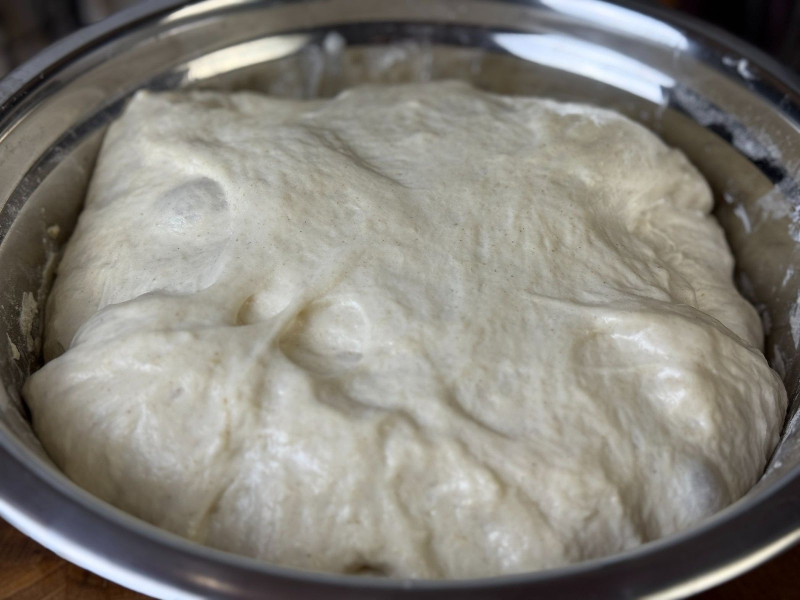 fermentacija-tijesta-u-posudi Naraslo tijesto za hljeb u posudi nakon prve fermentacije.