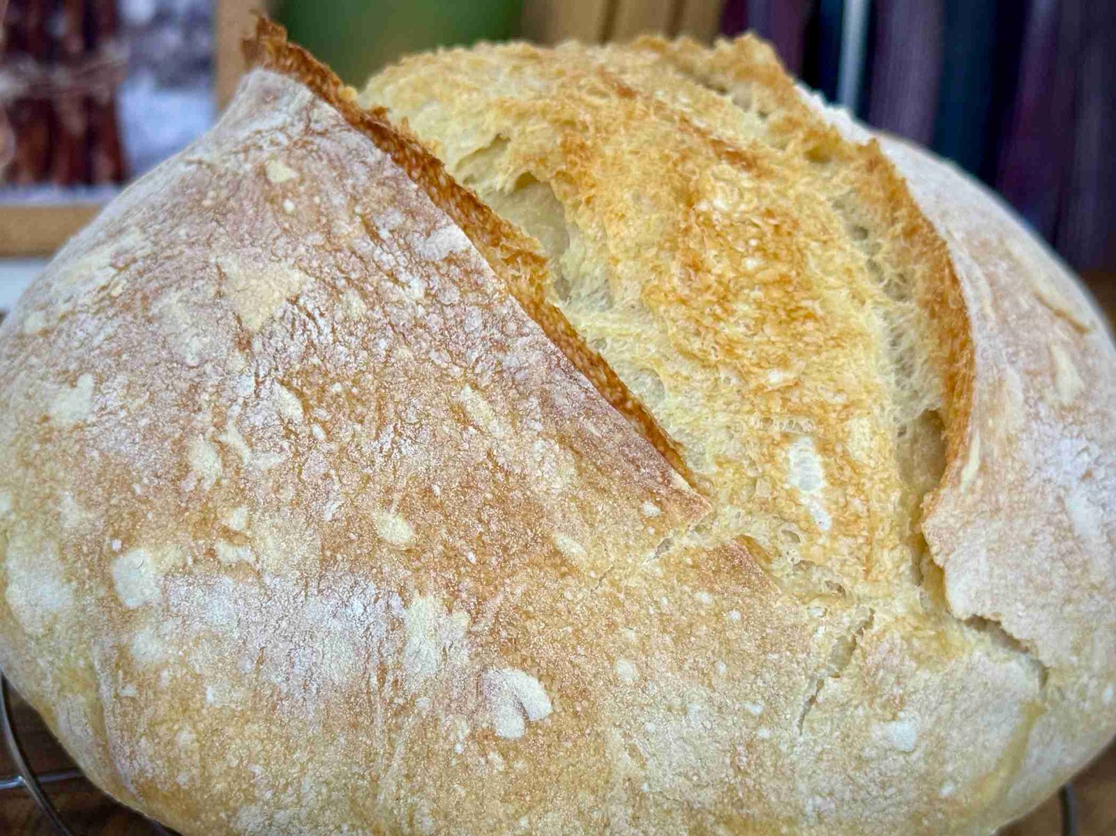 hrskav-domaci-hljeb Cijela vekna domaćeg hljeba sa savršenom zlatnom koricom i rezom po sredini.