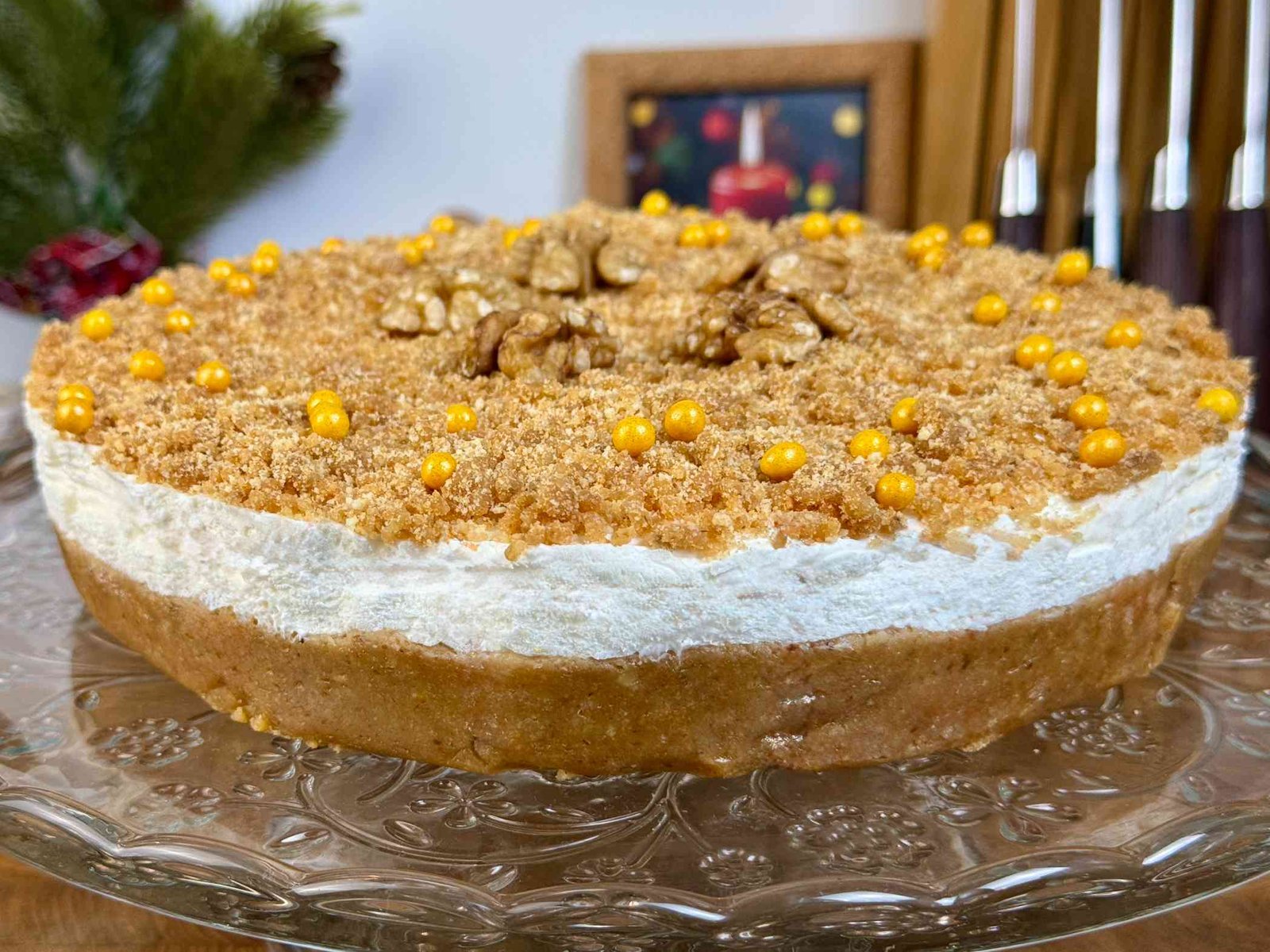 Cijela Medena Plazma torta bez pečenja, bogato posuta mljevenom Plazmom, orasima i ukrasnim mrvicama.