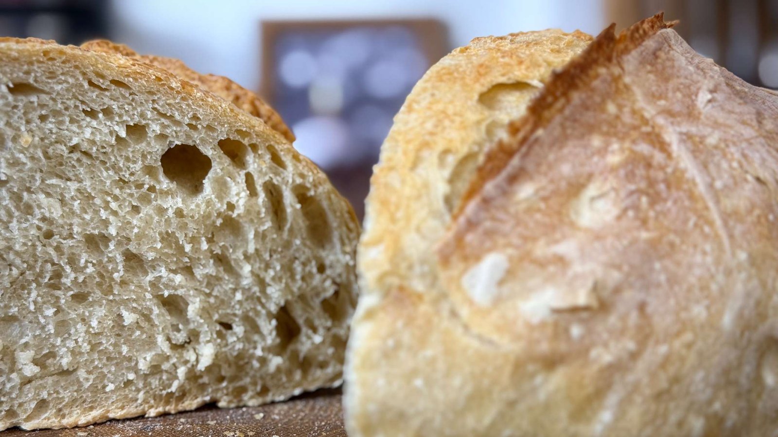 najbolji-domaci-hljeb-recept Krupan kadar presjeka domaćeg hljeba koji prikazuje vazdušastu i mekanu sredinu.