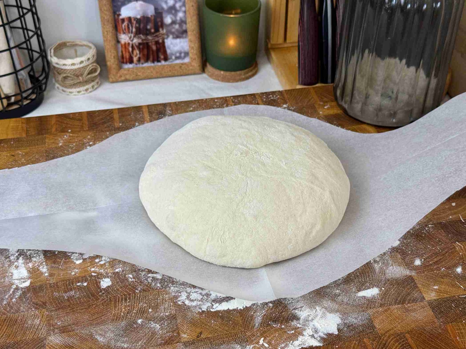 oblikovanje-hljeba-na-papiru Oblikovana lopta tijesta na papiru za pečenje spremna za rernu.