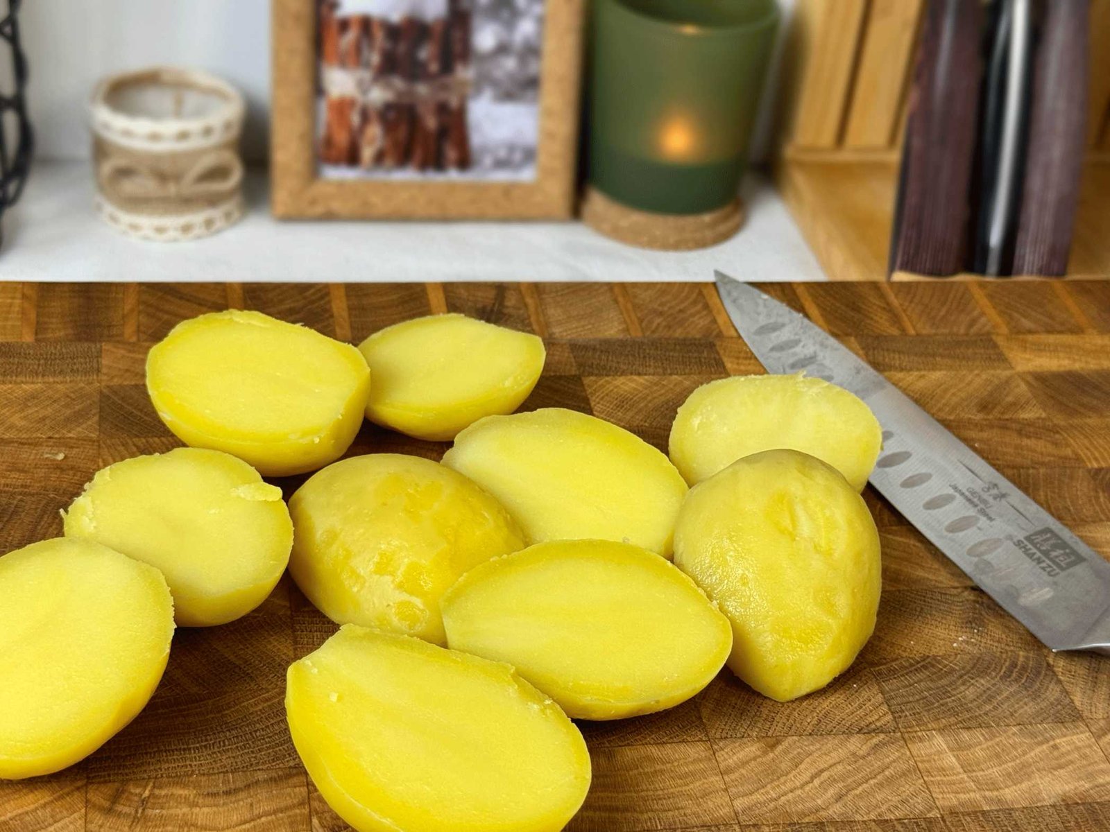 oguljene-polovine-kuhanog-krompira Oguljene i prepolovljene polovine krompira spremne za slaganje u pleh sa parmezanom.