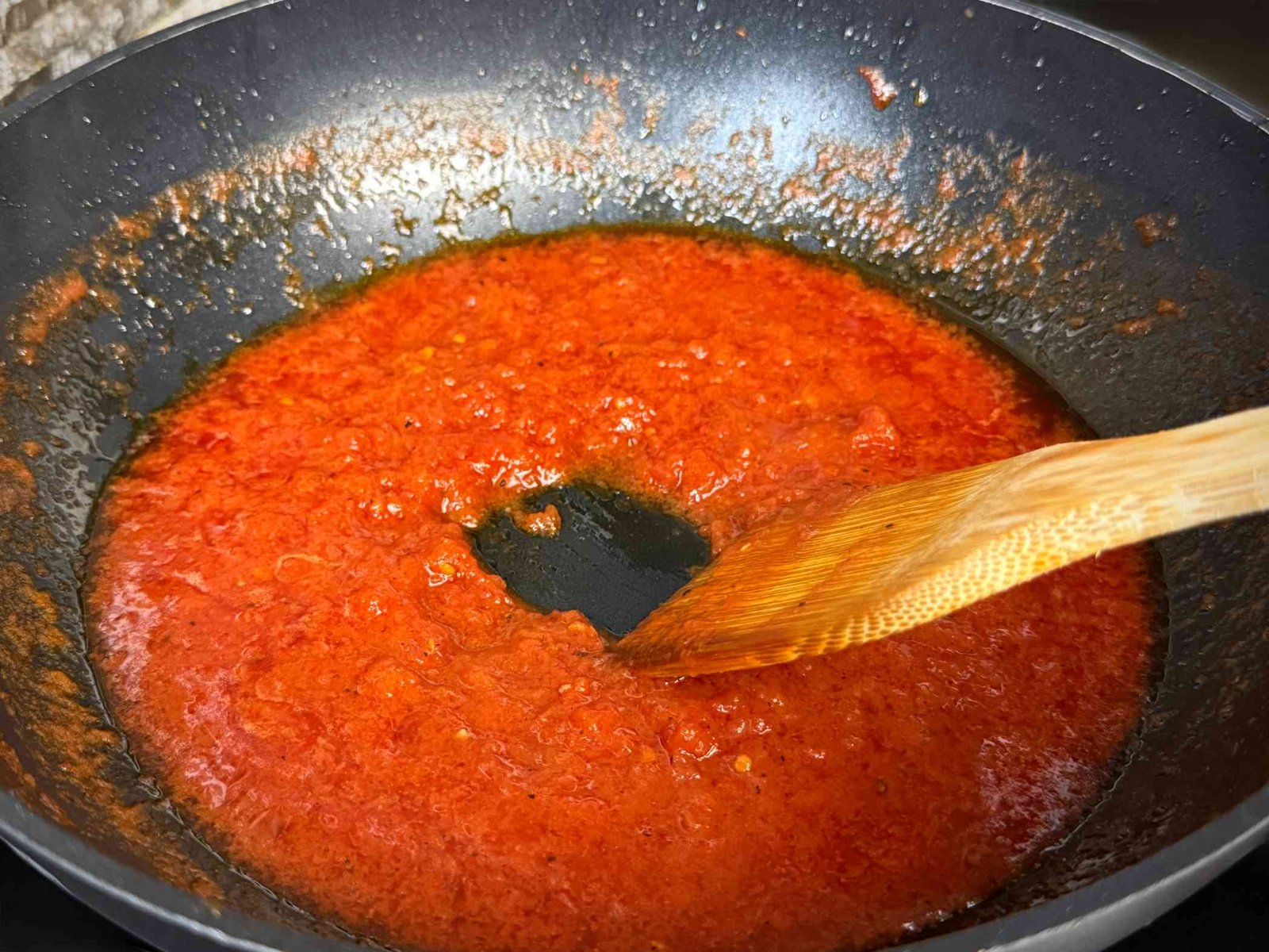 paradajz-sos-tjestenina Gusti crveni sos od paradajza u tavi.