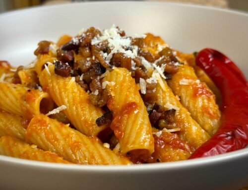 Pikantna pasta Amatriciana sa hrskavom slaninom