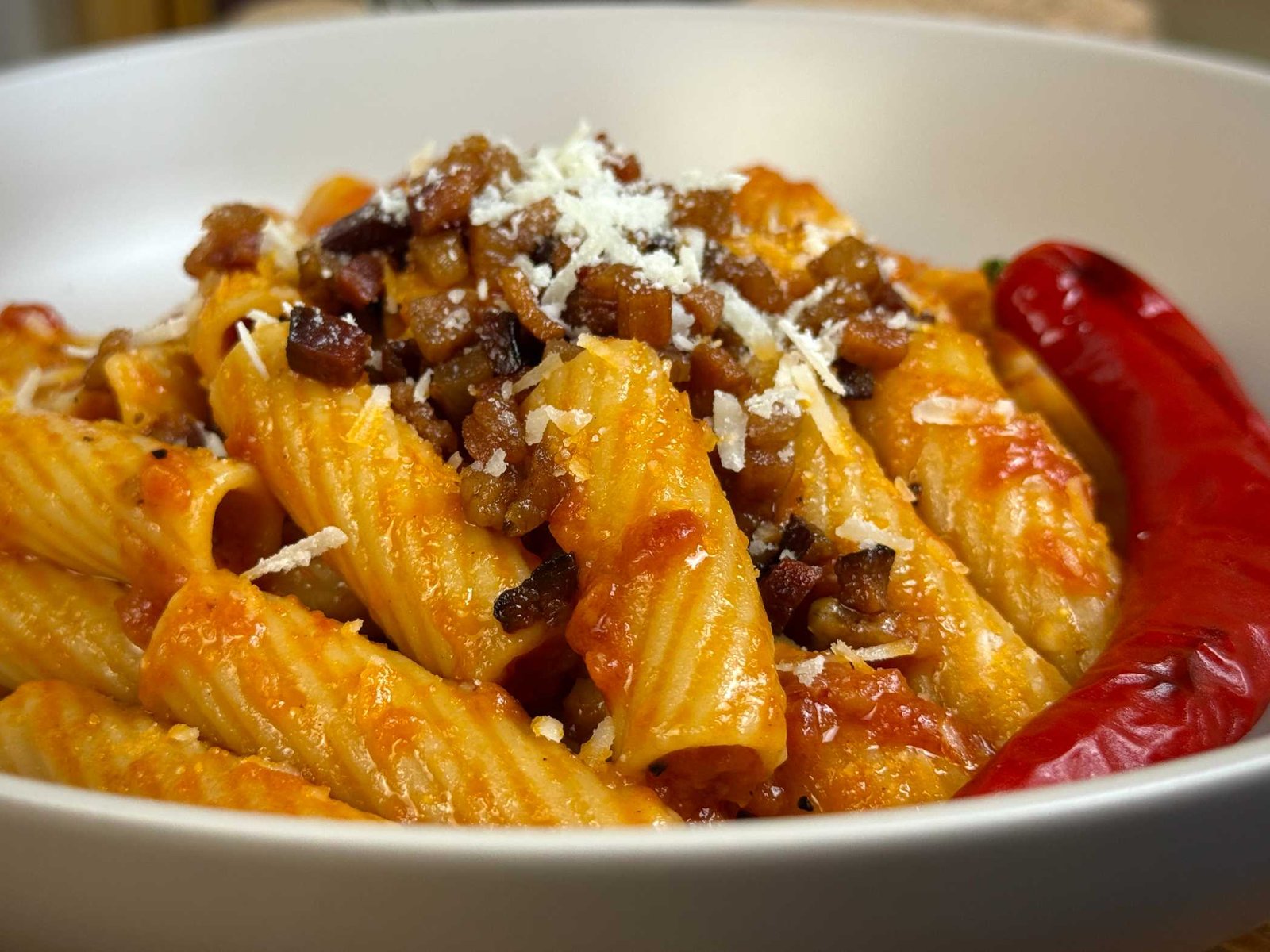 Pikantna pasta Amatriciana sa hrskavom slaninom