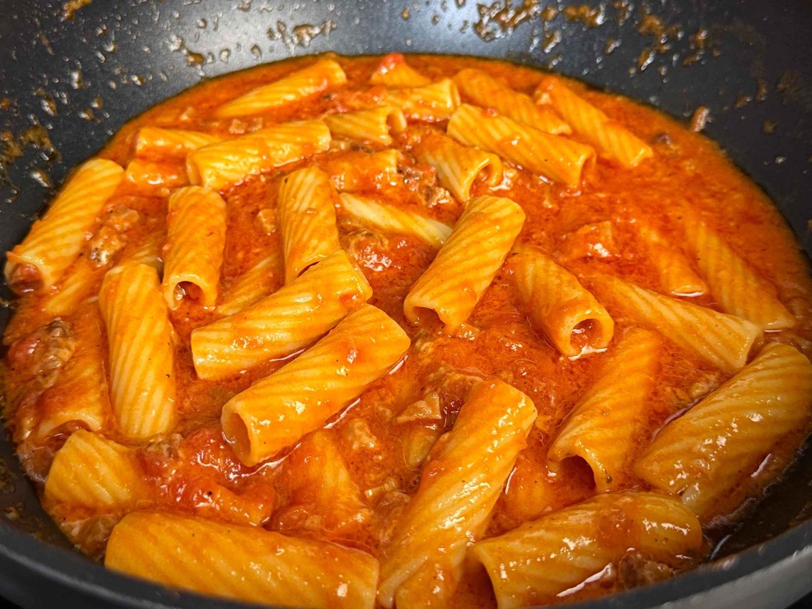 tjestenina-u-paradajz-sosu Rigatoni tjestenina pomiješana sa bogatim paradajz sosom.