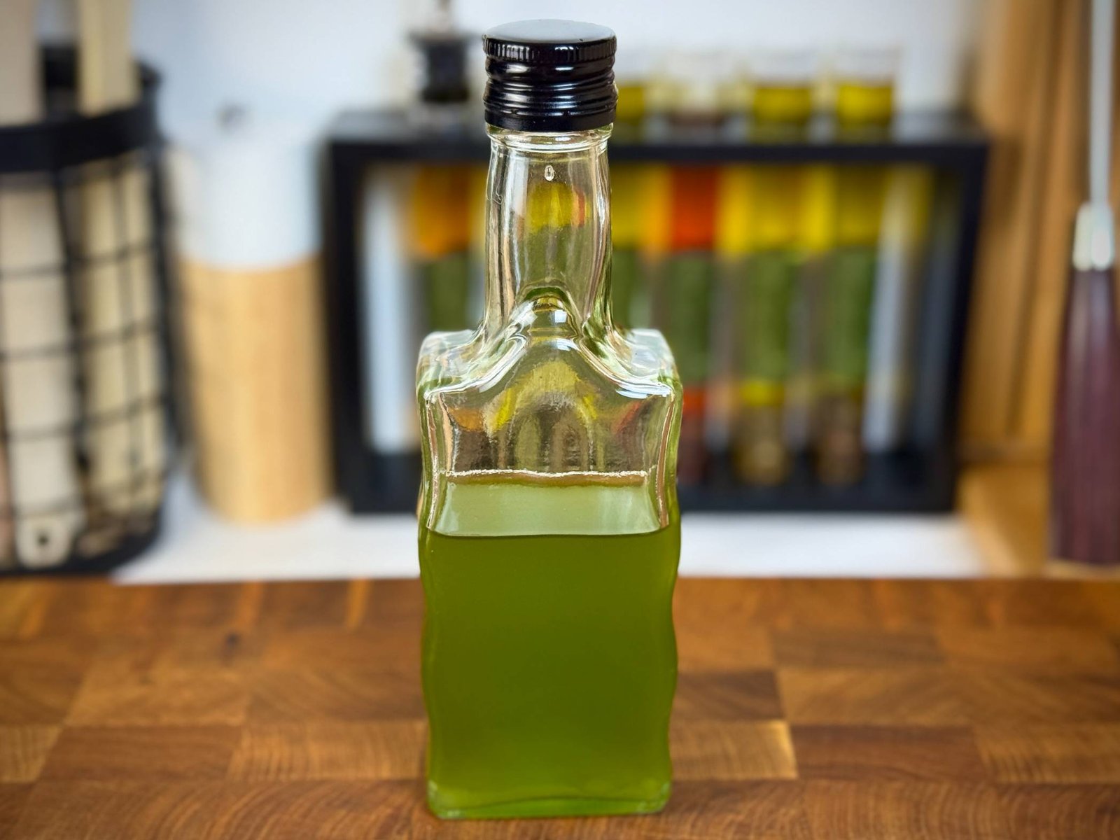 aromaticno-ulje-od-srijemusa Domaće aromatično maslinovo ulje sa srijemušem u staklenoj flašici.