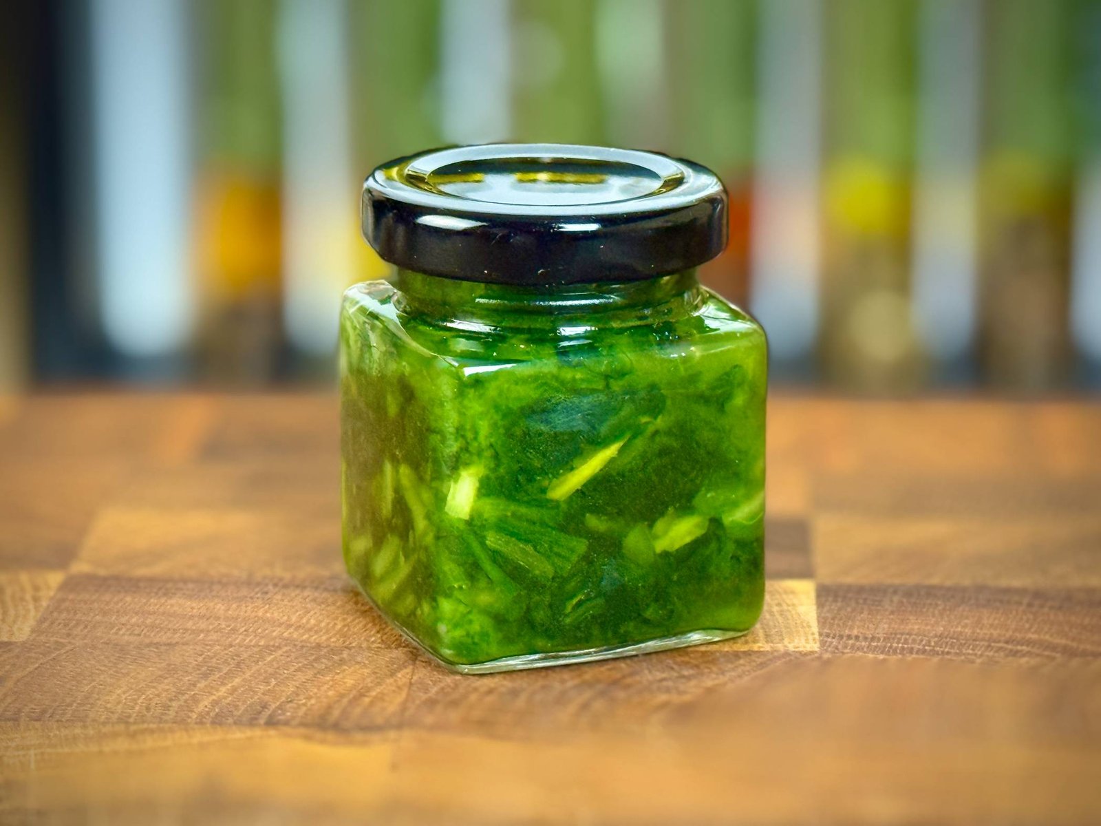 konzervisanje-srijemusa-za-zimu Konzervirani srijemuš u vlastitom soku u maloj staklenoj tegli za zimu.