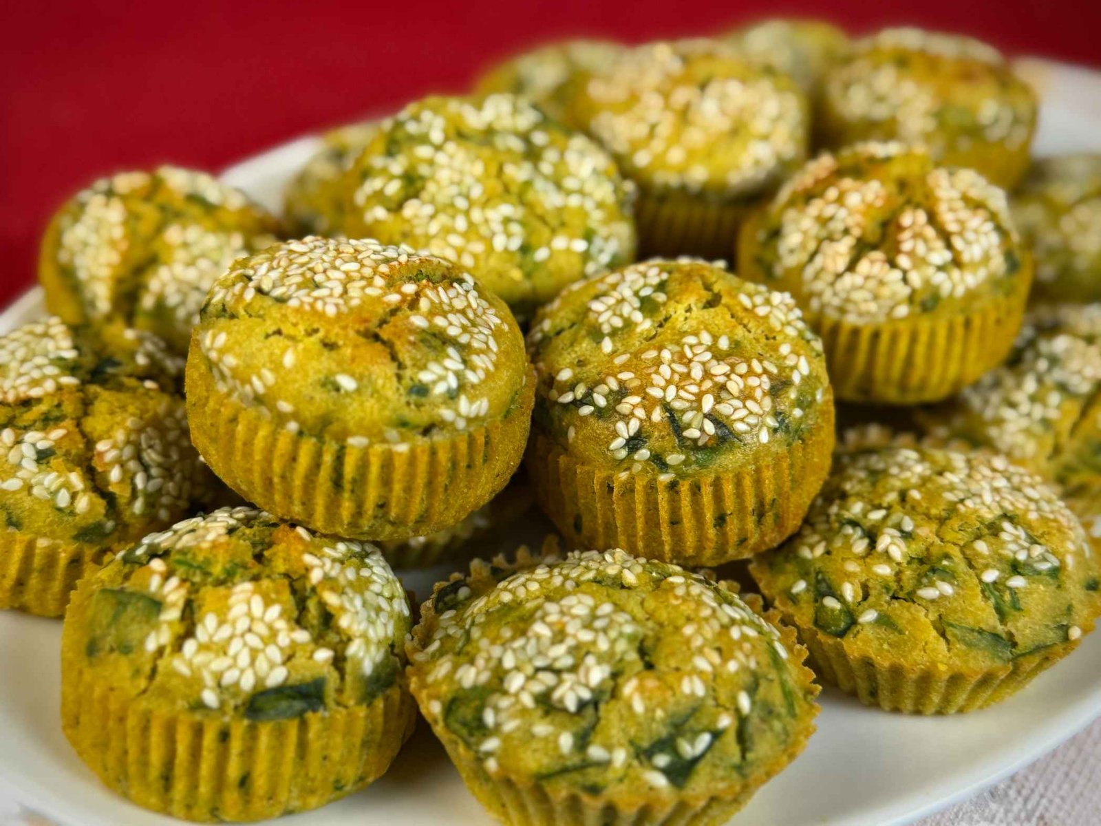 Hrpa pečenih, kukuruznih projica sa špinatom i susamom.