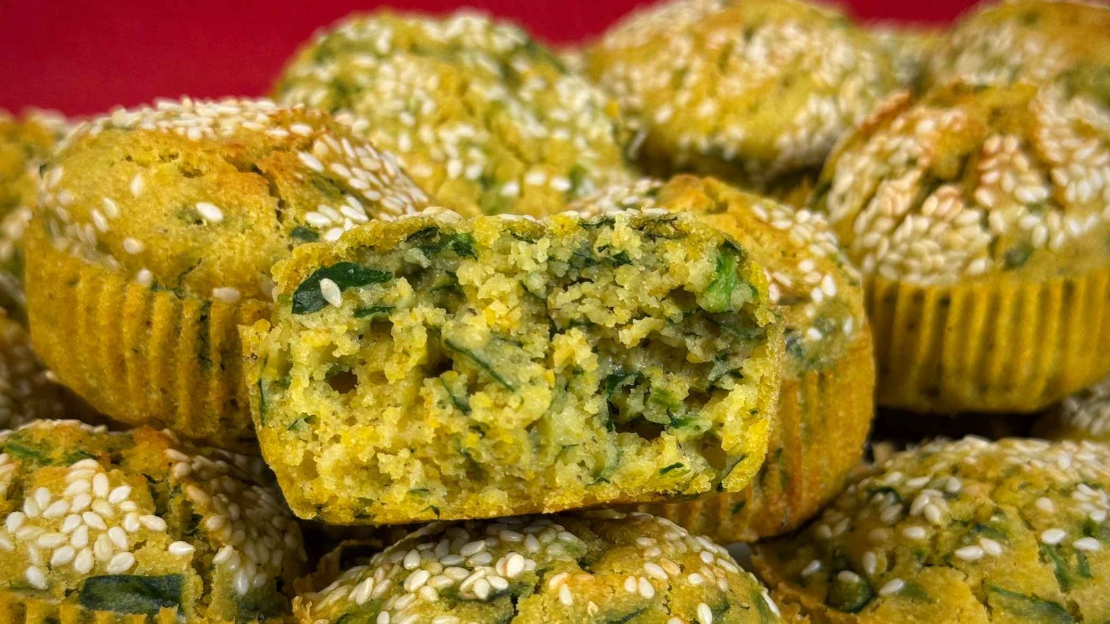 kukuruzne-projice-sa-spinatom Krupni kadar polovine kukuruzne projice sa kiselom vodom, koji pokazuje njenu mekanu i vazdušastu teksturu.