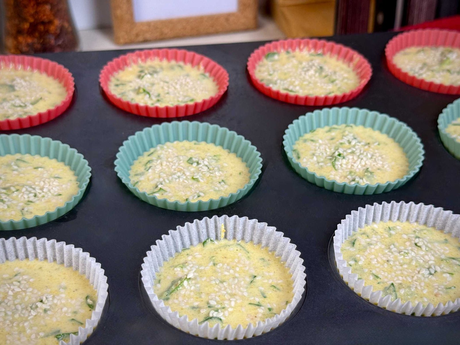 kukuruzne-projice-u-kalupima-za-mafine Smjesa za kukuruzne projice izlivena u kalupe za mafine.