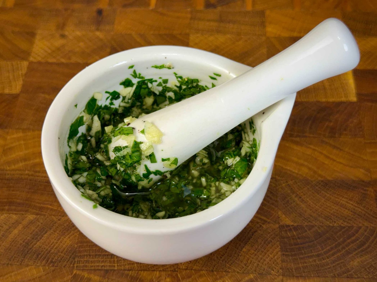 Marinada za ribu od svježeg peršuna i bijelog luka u maslinoovm ulju.