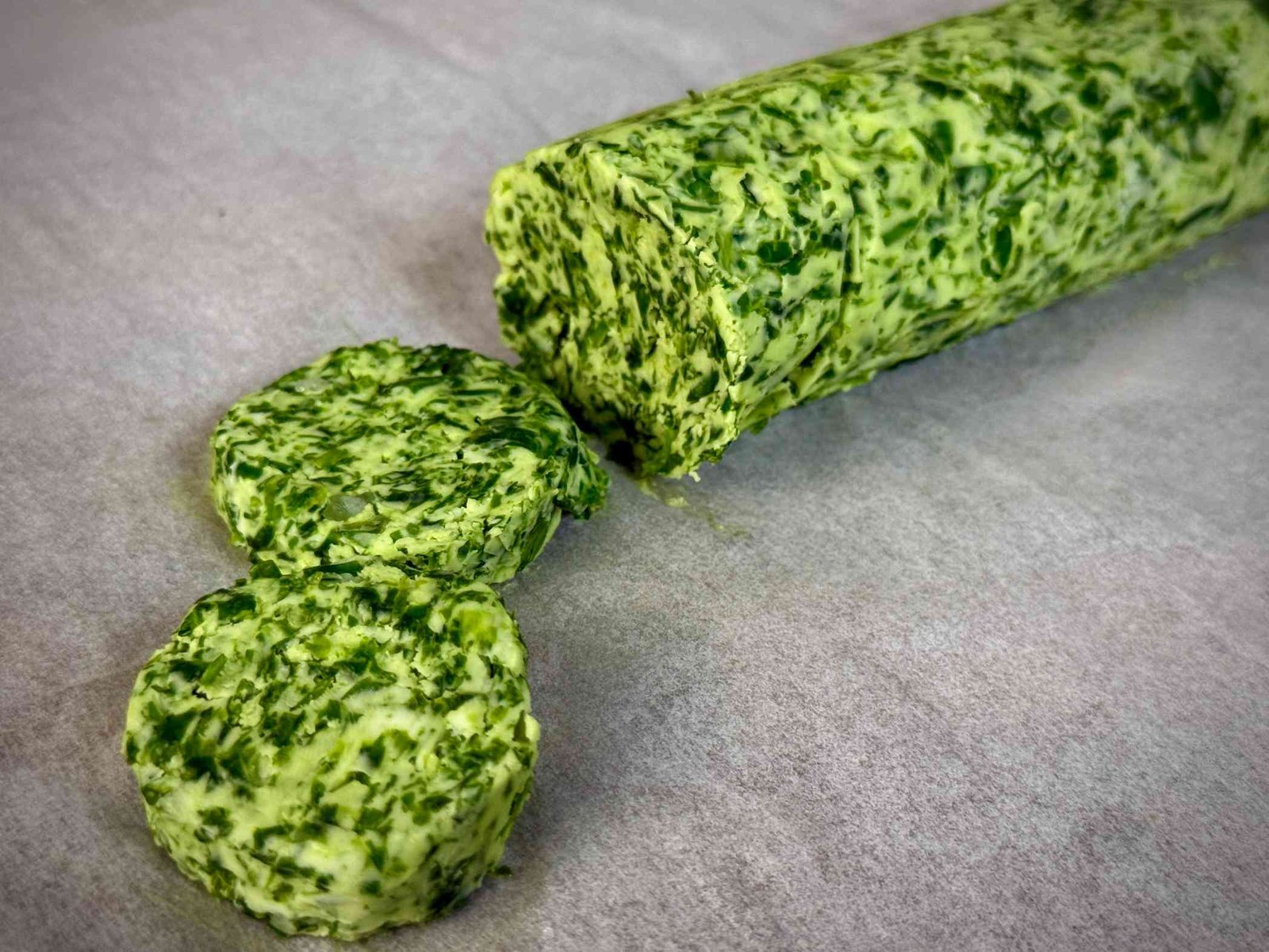 maslac-sa-medvjedjim-lukom Maslac sa medvjeđim lukom (srijemušem) isječen na kolutove.