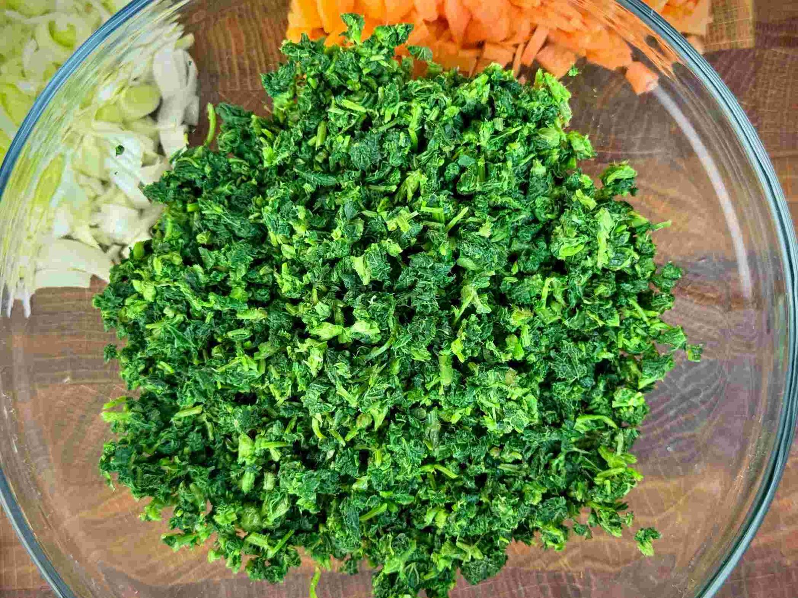 Priprema listova mlade koprive za rižoto.