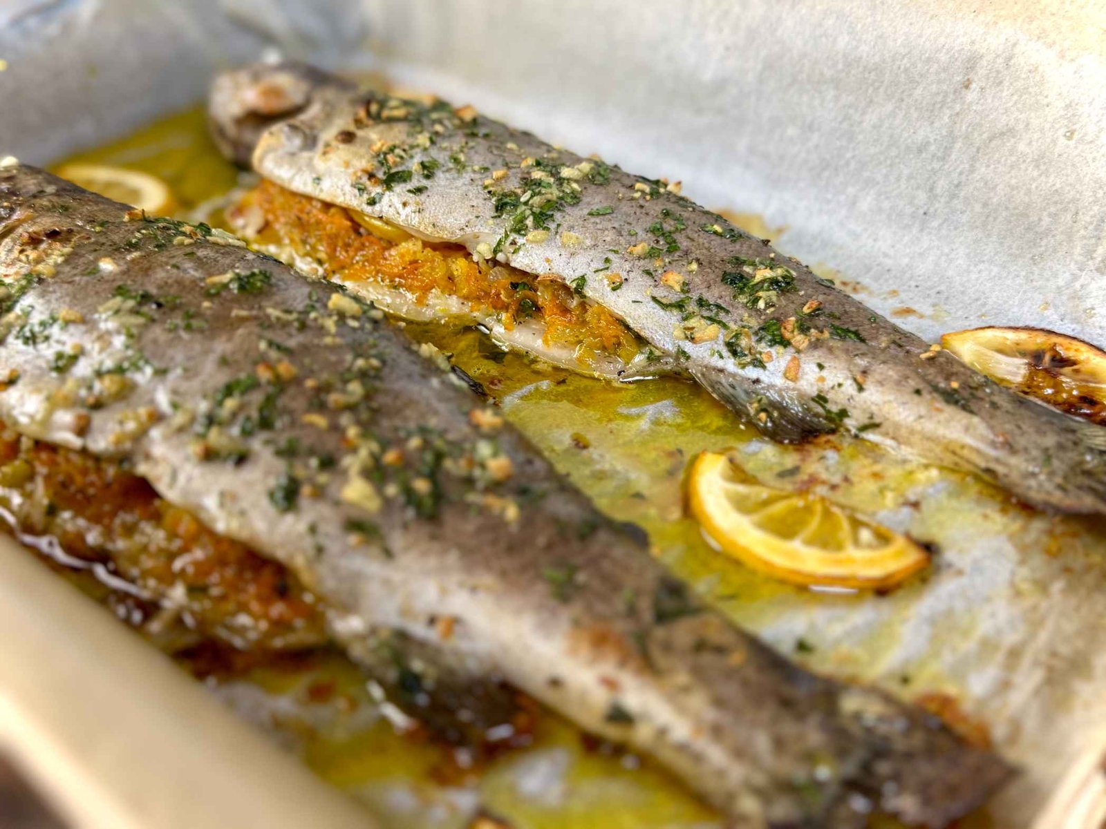 Pečena pastrmka iz rerne u plehu.