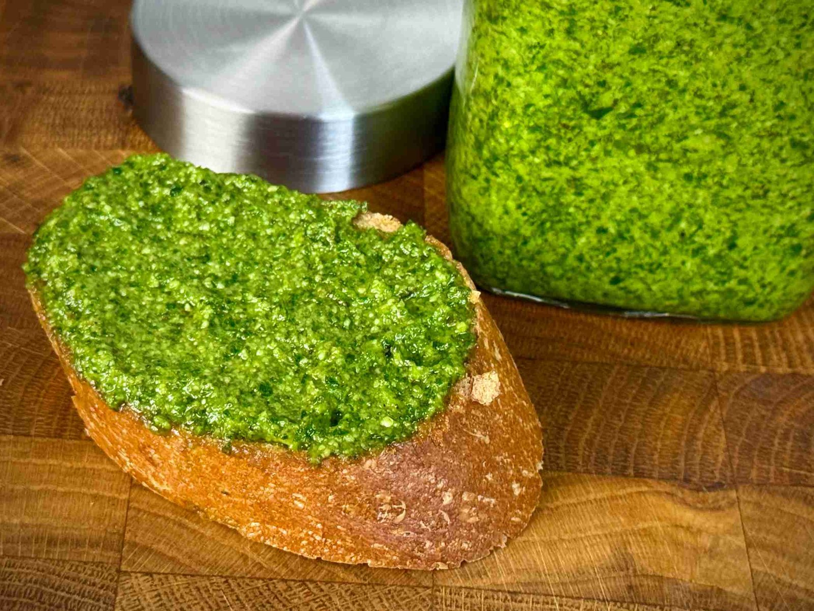 pesto-od-srijemusa Zeleni pesto od srijemuša namazan na krišku prepečenog hljeba.