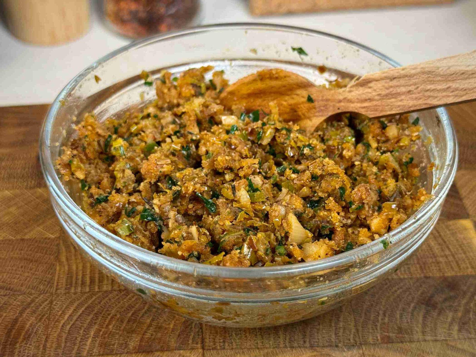 Gotov fil za punjenje gljiva u staklenoj zdjelici.