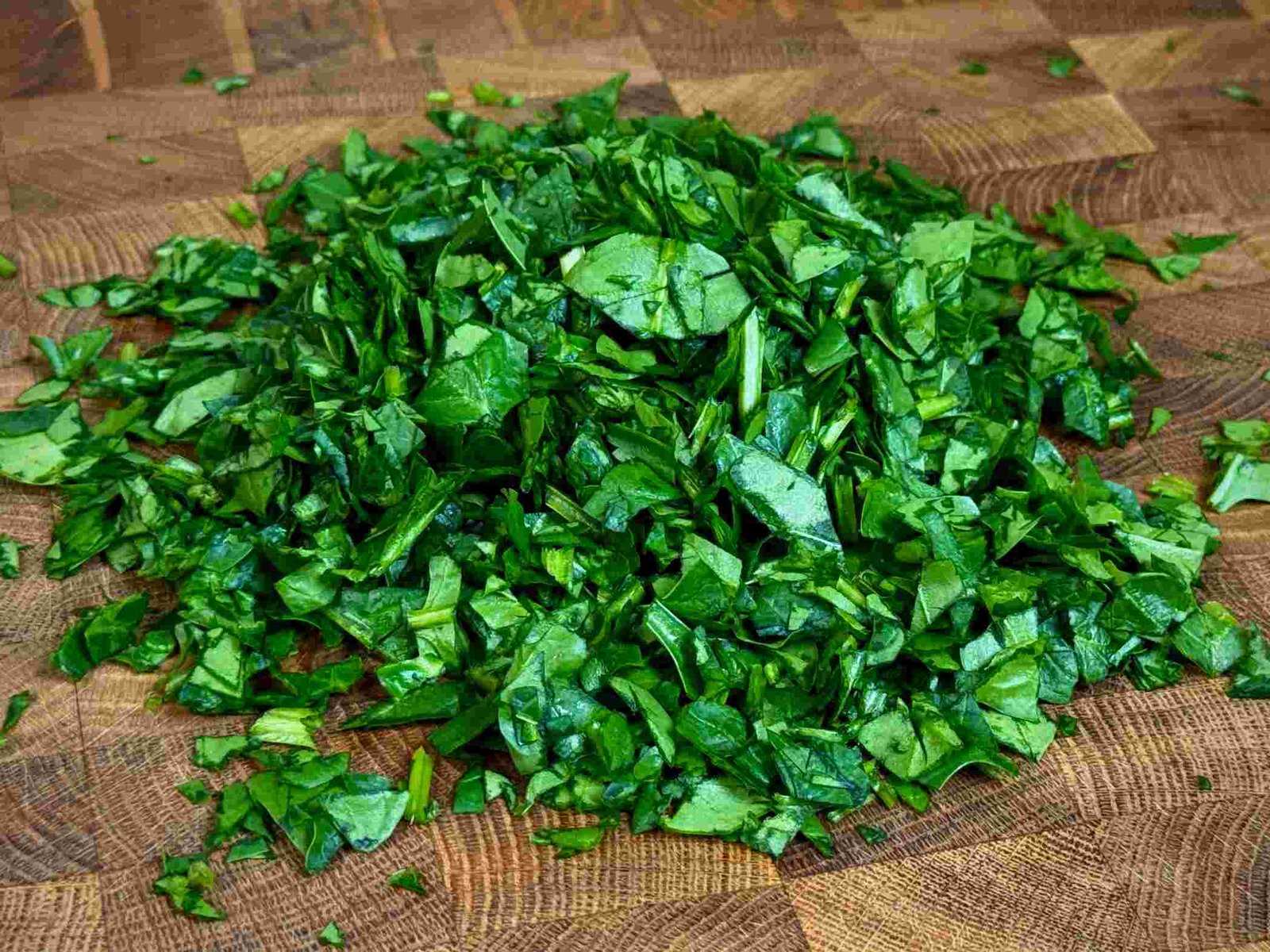 spinat-kukuruzne-projice Sjeckani svježi špinat za kukuruzne projice.