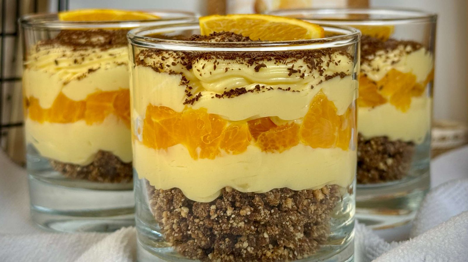 Jaffa desert u čaši - keks, čokolada, krema od vanilije i narandže.