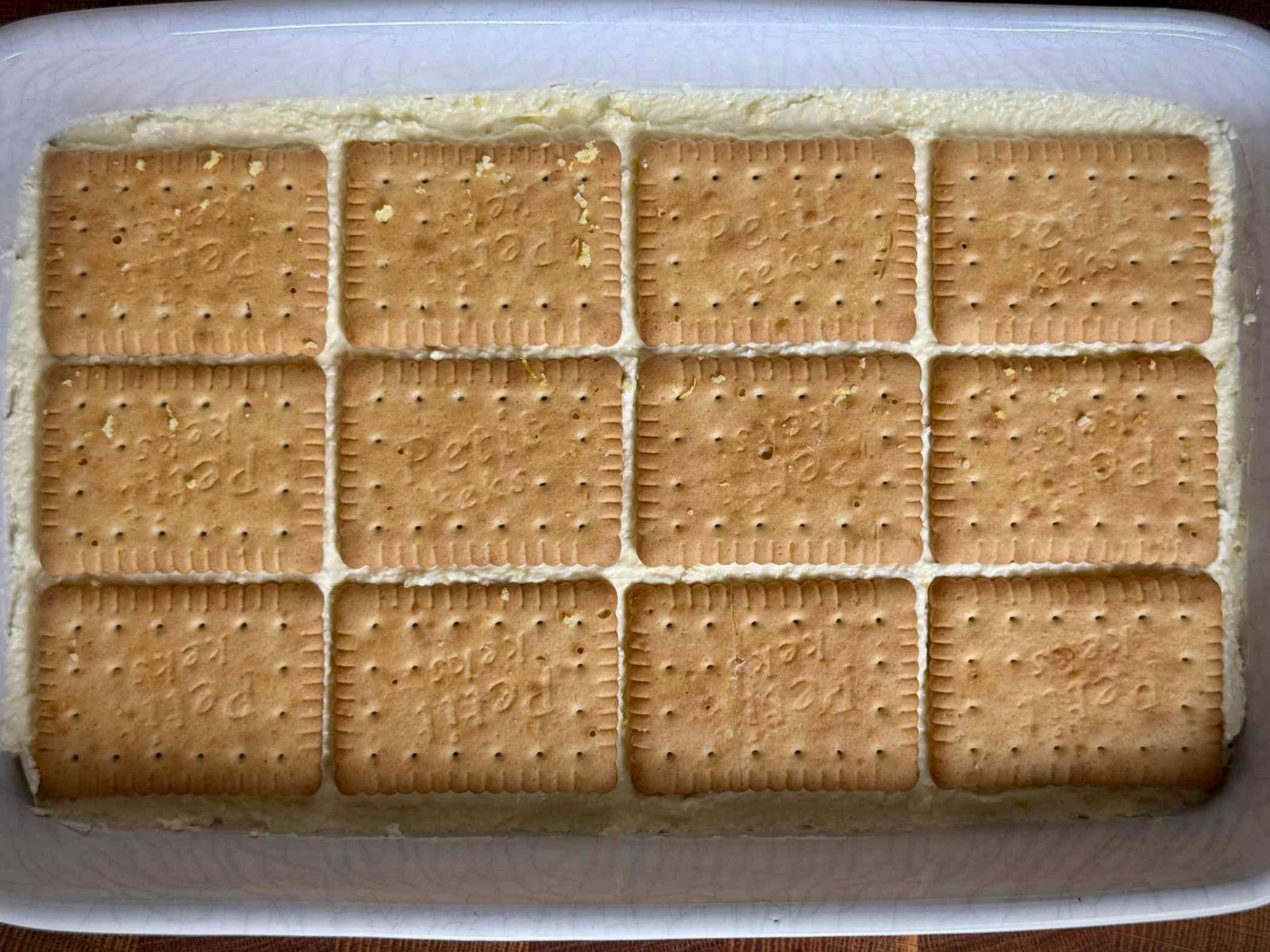 Kolač sa petit keksom i jagodama.