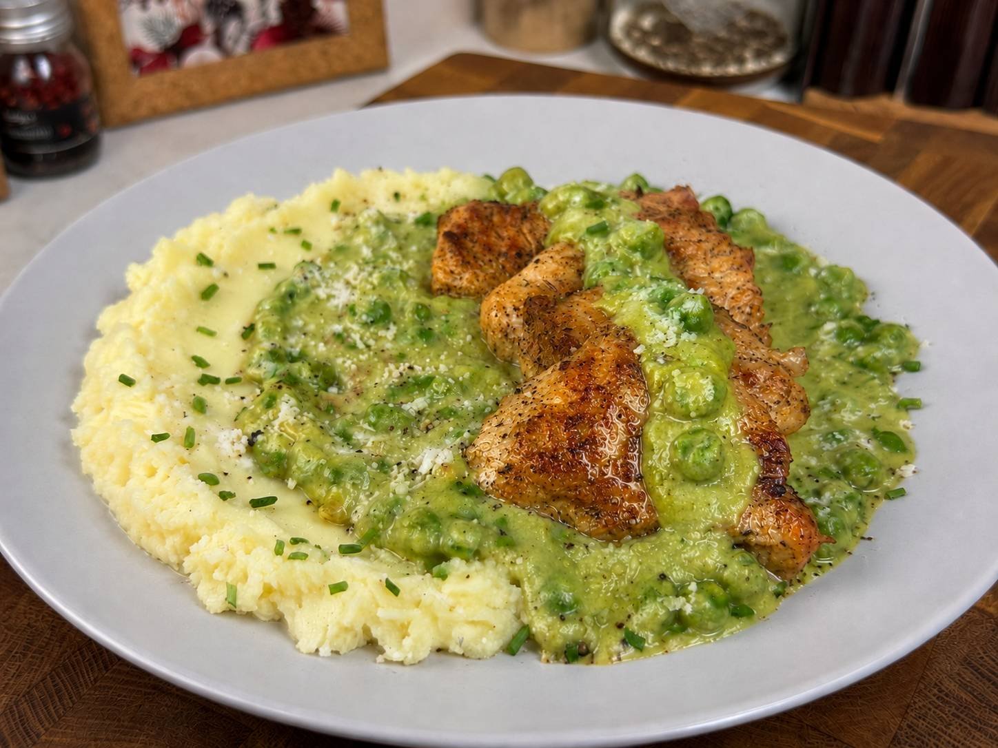 Ćureća prsa u kremastom sosu od graška i parmezana