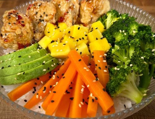 Poke bowl sa slatko-ljutom hrskavom piletinom