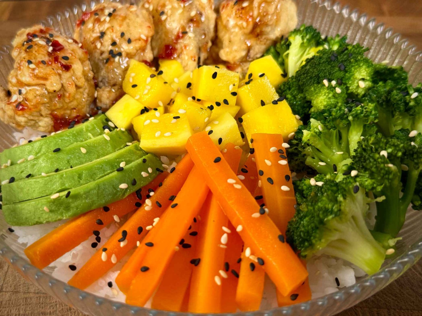 Poke bowl sa hrskavom piletinom u tempuri
