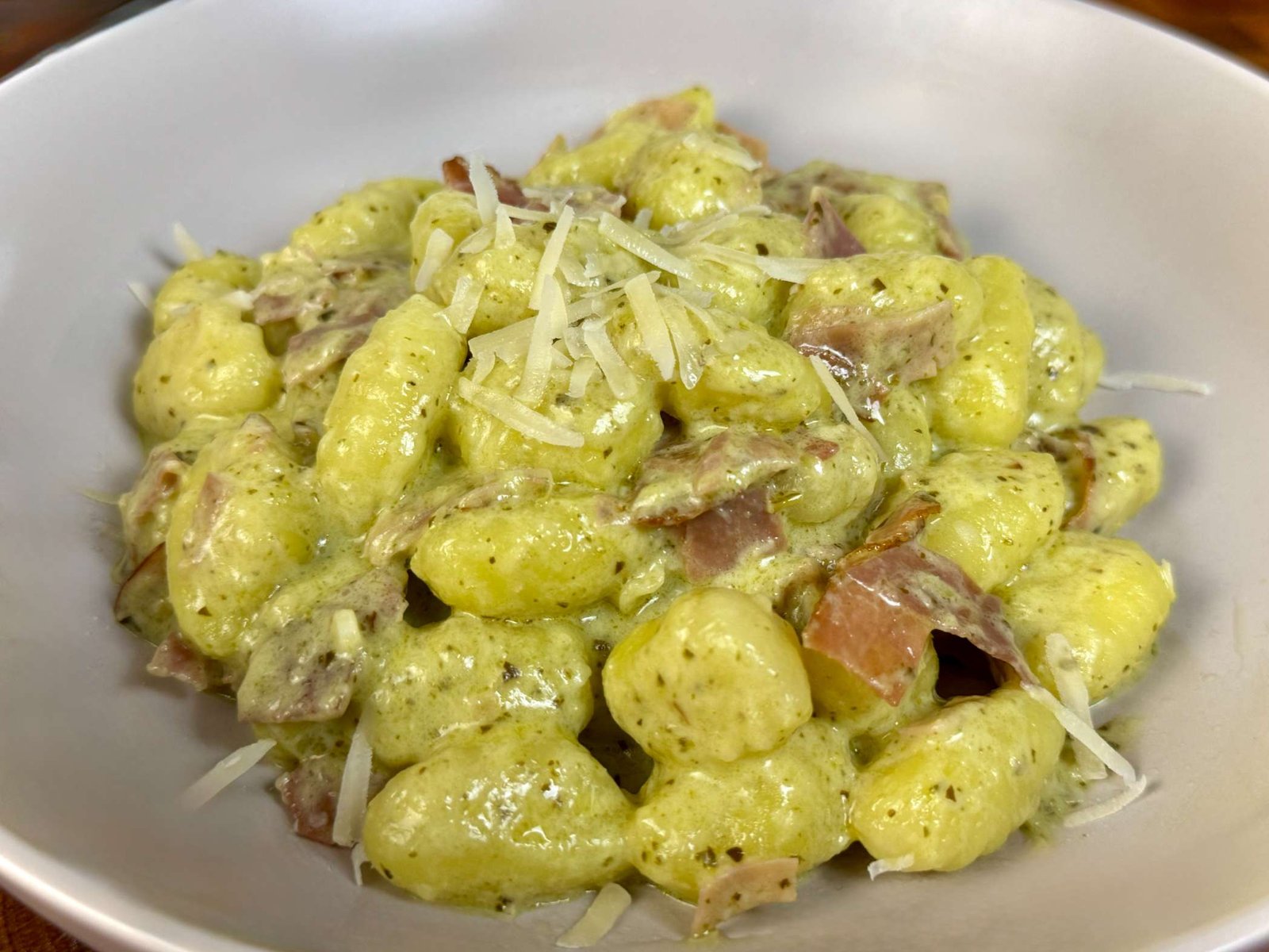 Kremaste njoke sa pesto sosom i pršutom