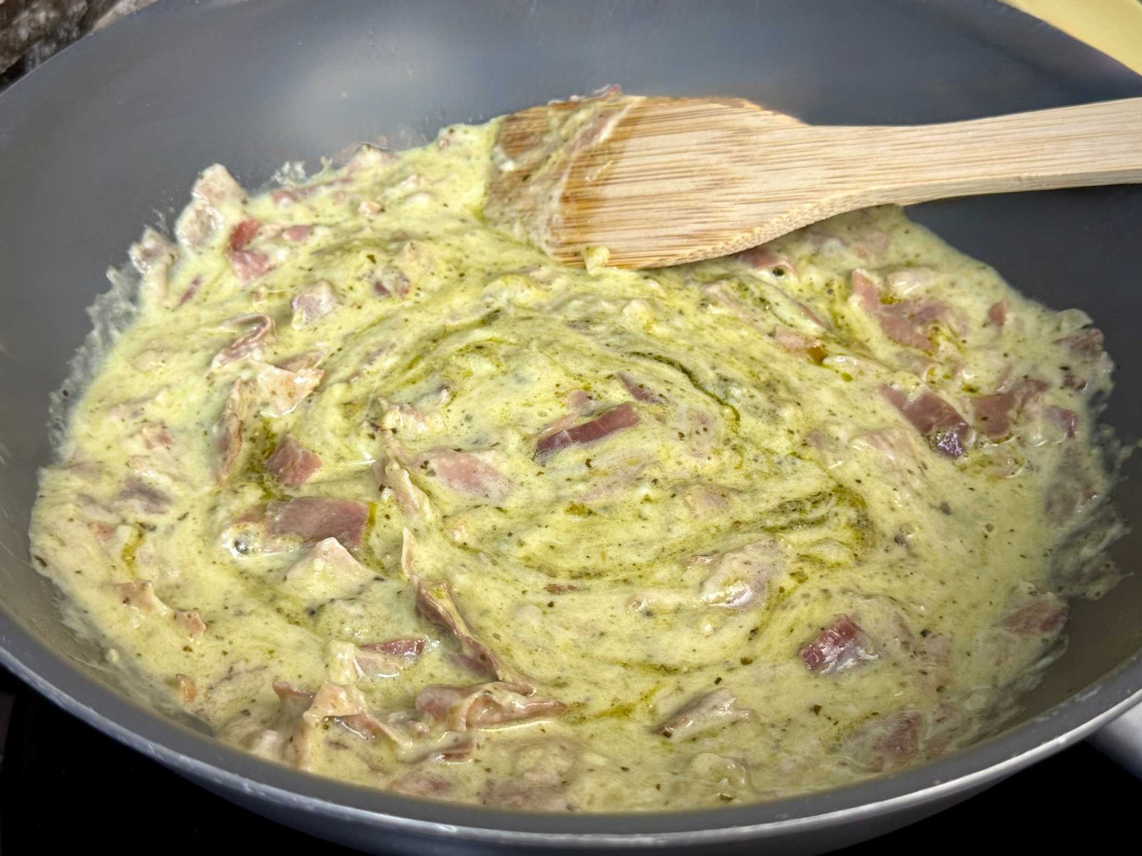 Pesto sos i pršut