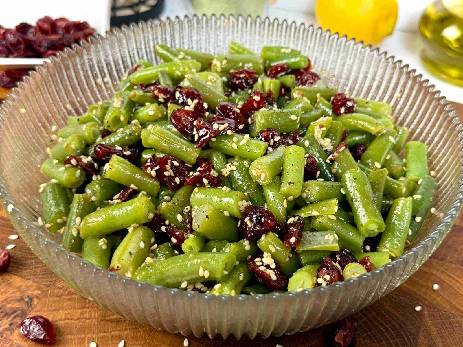 Salata od mahuna sa suhim brusnicama i susamom