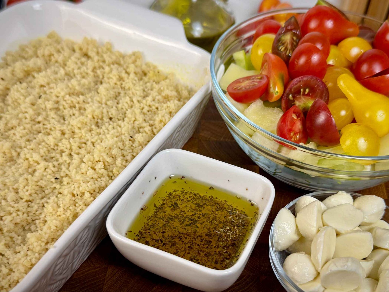 obrok-salata-kus-kus-povrce Spremni sastojci za kus kus obrok salatu: kus kus, paradajz, paprika, krastavac, mocarela i preliv.
