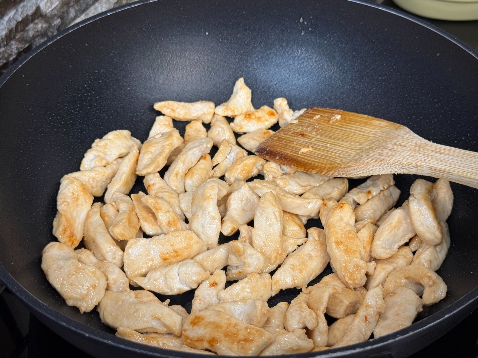 Wok carry piletina