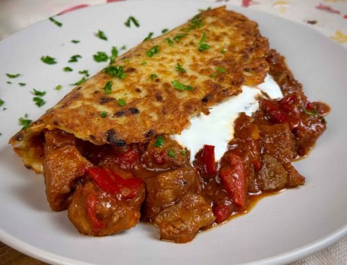 Gulaš sa palačinkom od krompira – tradicionalno poljsko jelo