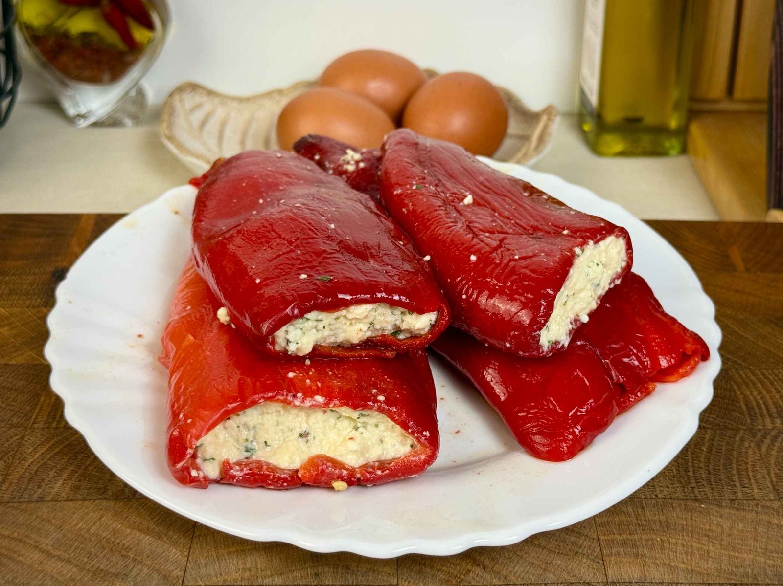 Pečene crvene paprike punjene svježim kravljim i feta sirom.