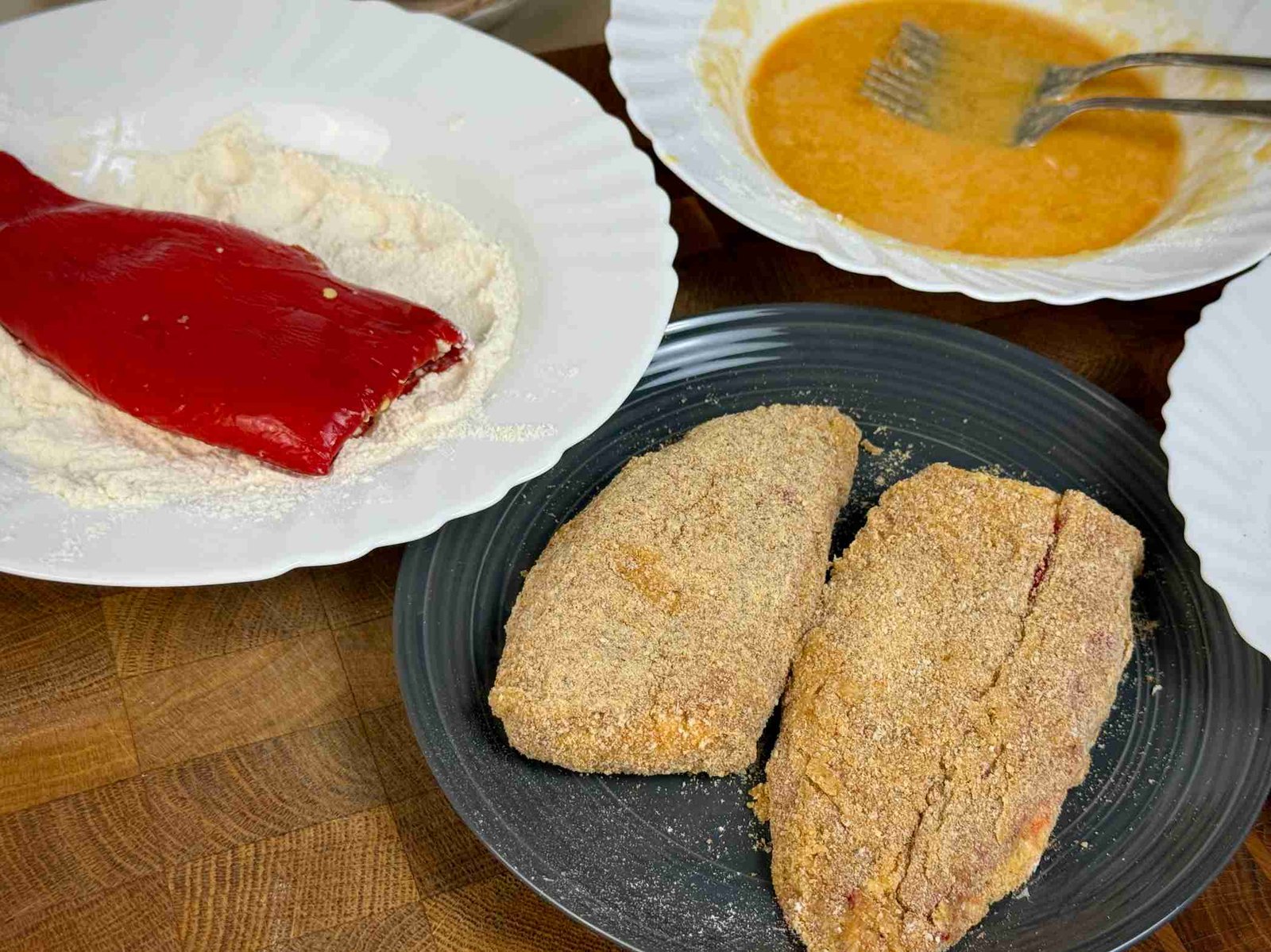 Pohovanje pečenih crvenih paprika punjenih sirom.