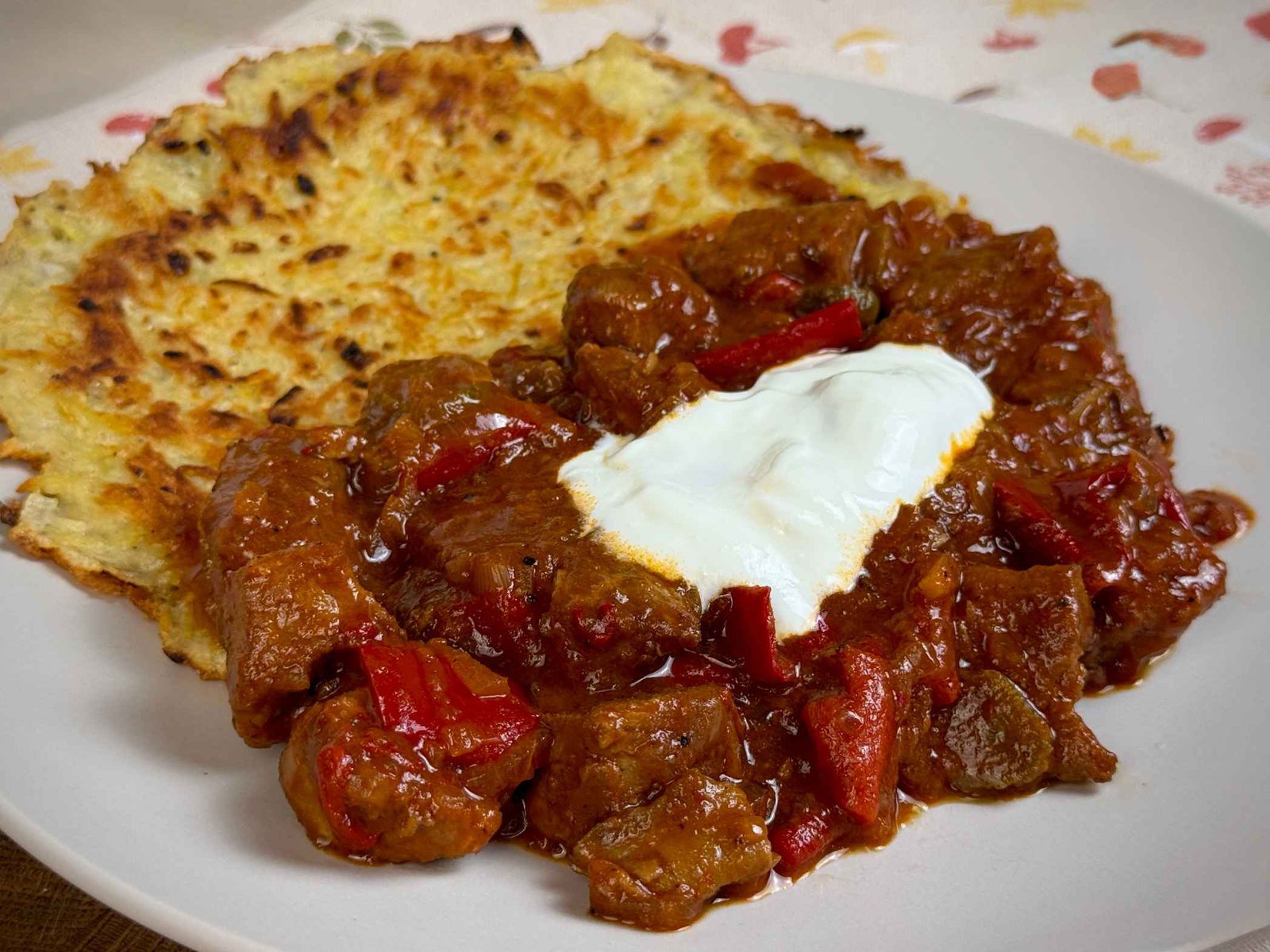 Poljsko jelo od svinjskog gulaša, palačinke od krompira i pavlake.