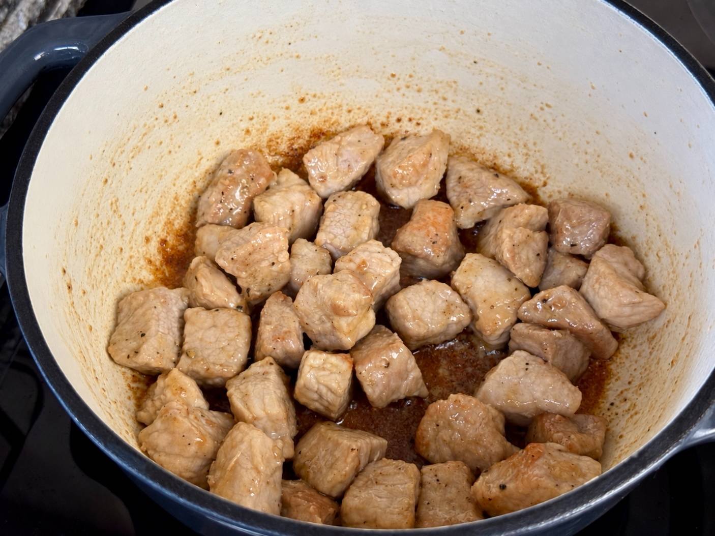 Komadi svinjskog mesa prženi u šerpi prije pripreme gulaša.