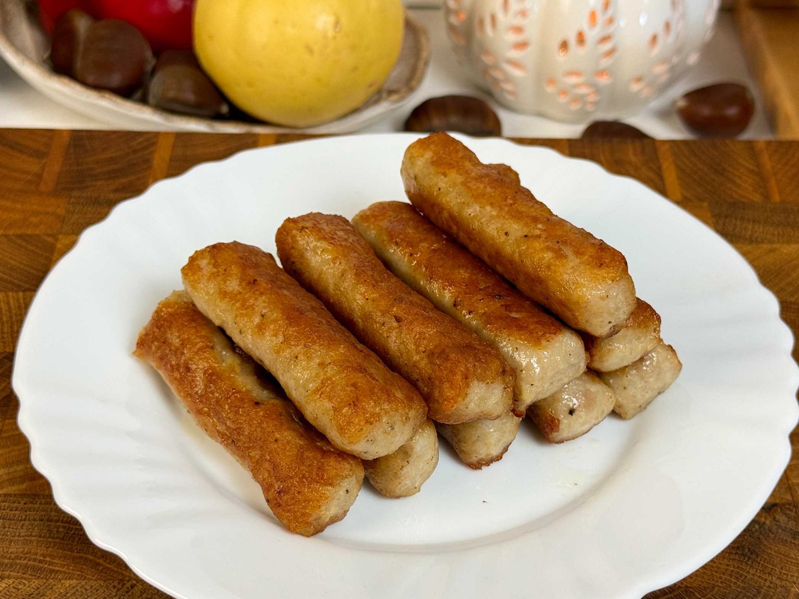 przeni-cevapi-na-tanjiru Isprženi ćevapi zlatnosmeđe korice, složeni na bijelom tanjiru.